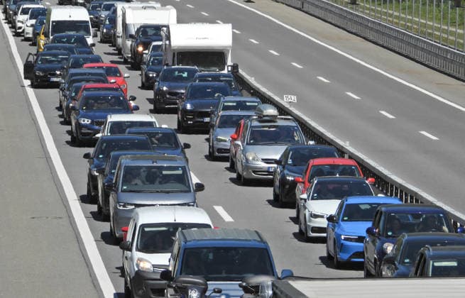 23.05.2026 Schweiz Kanton Uri. Bild. Pfingststau auf der Gotthardautobahn. *** 23 05 2026 Switzerland Canton Uri Image Whitsun traffic jam on the Gotthard highway 
