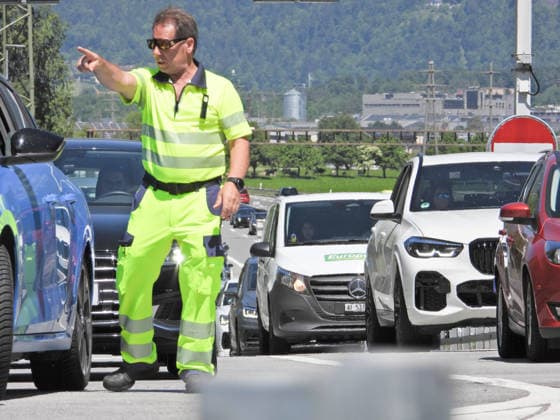 23.05.2026 Schweiz Kanton Uri Stau.. Bild. Pfingststau auf der Gotthardautobahn. Vuech Polizist *** 23 05 2026 Switzerland Canton Uri traffic jam picture traffic jam on the Gotthard highway Vuech policeman 