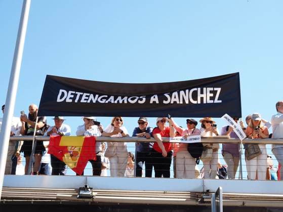 May 23, 2026, Madrid, Madrid, Spain: MADRID, SPAIN - MAY 23: Thousands of people gather at Plaza de ColoÂ³n, blocking and marching along the main avenues of the Spanish capital toward the Moncloa Arch, demanding the resignation of Spain s Prime Minister Pedro SoÂ¡nchez. Madrid Spain  - ZUMAh199 20260523_zip_h199_015 Copyright: xAaronxHerediax