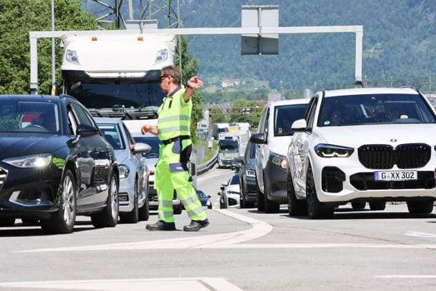 23.05.2026 Schweiz Kanton Uri Stau.. Bild. Pfingststau auf der Gotthardautobahn. Ordner zeigt die Richtung an. *** 23 05 2026 Switzerland Canton of Uri Traffic jam picture Pentecost traffic jam on the Gotthard highway Folder shows the direction 