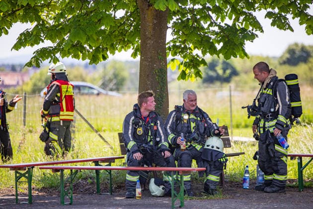 Feuer in Schützenverein in Messel ausgebrochen Am 23.05.2026 brannte auf dem Gelände des Schützenclubs Wildpark bei Messel ein Teil der Schießbahn sowie ein Gebäude. Die Feuerwehr teilte mit, dass niemand verletzt wurde. Der Alarm ging um 12:15 Uhr ein, rund 60 Einsatzkräfte aus mehreren Gemeinden waren vor Ort. Bei den Löscharbeiten kam es zu Explosionen, die zunächst für Munitionsdetonationen gehalten wurden; später stellte sich heraus, dass geplatzte Eternitplatten in der Dachkonstruktion die Ursache waren. Zur Brandursache lagen zunächst keine gesicherten Angaben vor, die Polizei ermittelt. Die Hitze machte den Einsatzkräften zu schaffen und sorgte für einen hohen Kräfteansatz. Messel Hessen Deutschland *** Fire breaks ou