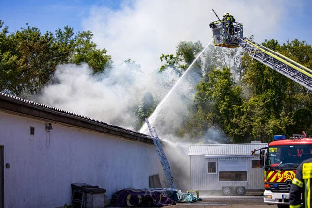 Feuer in Schützenverein in Messel ausgebrochen Am 23.05.2026 brannte auf dem Gelände des Schützenclubs Wildpark bei Messel ein Teil der Schießbahn sowie ein Gebäude. Die Feuerwehr teilte mit, dass niemand verletzt wurde. Der Alarm ging um 12:15 Uhr ein, rund 60 Einsatzkräfte aus mehreren Gemeinden waren vor Ort. Bei den Löscharbeiten kam es zu Explosionen, die zunächst für Munitionsdetonationen gehalten wurden; später stellte sich heraus, dass geplatzte Eternitplatten in der Dachkonstruktion die Ursache waren. Zur Brandursache lagen zunächst keine gesicherten Angaben vor, die Polizei ermittelt. Die Hitze machte den Einsatzkräften zu schaffen und sorgte für einen hohen Kräfteansatz. Messel Hessen Deutschland *** Fire breaks ou