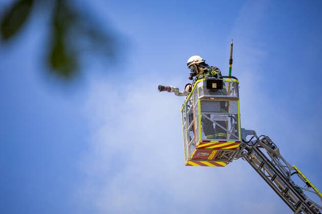 Feuer in Schützenverein in Messel ausgebrochen Am 23.05.2026 brannte auf dem Gelände des Schützenclubs Wildpark bei Messel ein Teil der Schießbahn sowie ein Gebäude. Die Feuerwehr teilte mit, dass niemand verletzt wurde. Der Alarm ging um 12:15 Uhr ein, rund 60 Einsatzkräfte aus mehreren Gemeinden waren vor Ort. Bei den Löscharbeiten kam es zu Explosionen, die zunächst für Munitionsdetonationen gehalten wurden; später stellte sich heraus, dass geplatzte Eternitplatten in der Dachkonstruktion die Ursache waren. Zur Brandursache lagen zunächst keine gesicherten Angaben vor, die Polizei ermittelt. Die Hitze machte den Einsatzkräften zu schaffen und sorgte für einen hohen Kräfteansatz. Messel Hessen Deutschland *** Fire breaks ou
