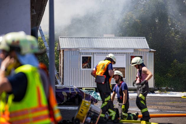Feuer in Schützenverein in Messel ausgebrochen Am 23.05.2026 brannte auf dem Gelände des Schützenclubs Wildpark bei Messel ein Teil der Schießbahn sowie ein Gebäude. Die Feuerwehr teilte mit, dass niemand verletzt wurde. Der Alarm ging um 12:15 Uhr ein, rund 60 Einsatzkräfte aus mehreren Gemeinden waren vor Ort. Bei den Löscharbeiten kam es zu Explosionen, die zunächst für Munitionsdetonationen gehalten wurden; später stellte sich heraus, dass geplatzte Eternitplatten in der Dachkonstruktion die Ursache waren. Zur Brandursache lagen zunächst keine gesicherten Angaben vor, die Polizei ermittelt. Die Hitze machte den Einsatzkräften zu schaffen und sorgte für einen hohen Kräfteansatz. Messel Hessen Deutschland *** Fire breaks ou