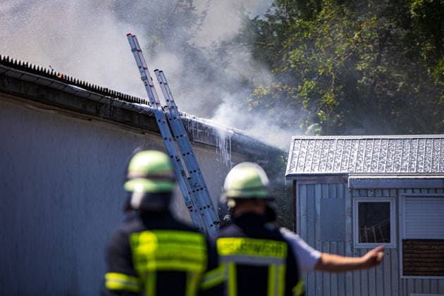 Feuer in Schützenverein in Messel ausgebrochen Am 23.05.2026 brannte auf dem Gelände des Schützenclubs Wildpark bei Messel ein Teil der Schießbahn sowie ein Gebäude. Die Feuerwehr teilte mit, dass niemand verletzt wurde. Der Alarm ging um 12:15 Uhr ein, rund 60 Einsatzkräfte aus mehreren Gemeinden waren vor Ort. Bei den Löscharbeiten kam es zu Explosionen, die zunächst für Munitionsdetonationen gehalten wurden; später stellte sich heraus, dass geplatzte Eternitplatten in der Dachkonstruktion die Ursache waren. Zur Brandursache lagen zunächst keine gesicherten Angaben vor, die Polizei ermittelt. Die Hitze machte den Einsatzkräften zu schaffen und sorgte für einen hohen Kräfteansatz. Messel Hessen Deutschland *** Fire breaks ou