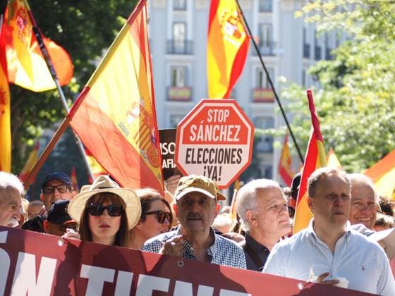 May 23, 2026, Madrid, Madrid, Spain: MADRID, SPAIN - MAY 23: Thousands of people gather at Plaza de ColoÂ³n, blocking and marching along the main avenues of the Spanish capital toward the Moncloa Arch, demanding the resignation of Spain s Prime Minister Pedro SoÂ¡nchez. Madrid Spain - ZUMAh199 20260523_zip_h199_002 Copyright: xAaronxHerediax