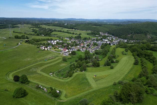 Luftaufnahme. Fruehling (Frühling) im Siegerland. Eine saftig gruene (grüne) Wiese wird im Vordergrund von einem Traktor mit einem Maehwerk (Mähwerk) gemaeht (gemäht). Im Hintergrund der Ort Siegen-Oberschelden. Fruehling (Frühling) im Siegerland am 23.05.2026 in Siegen Deutschland. *** Aerial view spring spring in Siegerland A lush green meadow is mowed in the foreground by a tractor with a mower mowed in the background the place Siegen Oberschelden spring spring in Siegerland on 23 05 2026 in Siegen Germany