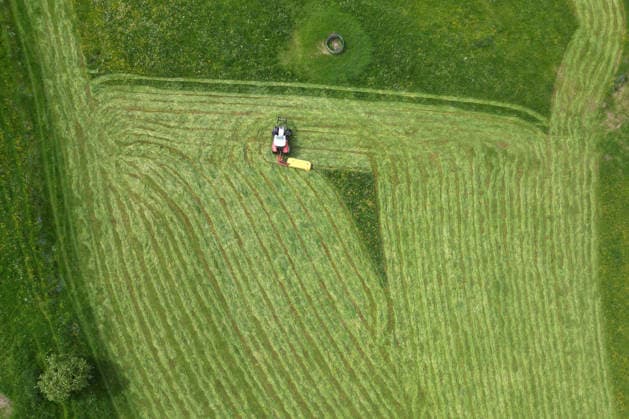 Luftaufnahme. Fruehling (Frühling) im Siegerland. Eine saftig gruene (grüne) Wiese wird von einem Traktor mit einem Maehwerk (Mähwerk) bei Siegen-Oberschelden gemaeht (gemäht). Fruehling (Frühling) im Siegerland am 23.05.2026 in Siegen Deutschland. *** Aerial view spring spring in Siegerland A lush green meadow is mowed by a tractor with a mower mower near Siegen Oberschelden spring spring in Siegerland on 23 05 2026 in Siegen Germany