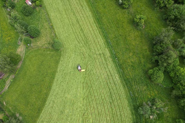 Luftaufnahme. Fruehling (Frühling) im Siegerland. Eine saftig gruene (grüne) Wiese wird von einem Traktor mit einem Maehwerk (Mähwerk) bei Siegen-Oberschelden gemaeht (gemäht). Fruehling (Frühling) im Siegerland am 23.05.2026 in Siegen Deutschland. *** Aerial view spring spring in Siegerland A lush green meadow is mowed by a tractor with a mower mower near Siegen Oberschelden spring spring in Siegerland on 23 05 2026 in Siegen Germany