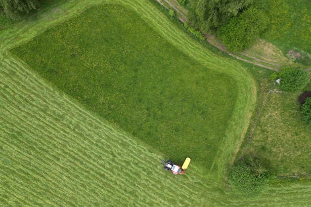 Luftaufnahme. Fruehling (Frühling) im Siegerland. Eine saftig gruene (grüne) Wiese wird von einem Traktor mit einem Maehwerk (Mähwerk) bei Siegen-Oberschelden gemaeht (gemäht). Fruehling (Frühling) im Siegerland am 23.05.2026 in Siegen Deutschland. *** Aerial view spring spring in Siegerland A lush green meadow is mowed by a tractor with a mower mower near Siegen Oberschelden spring spring in Siegerland on 23 05 2026 in Siegen Germany
