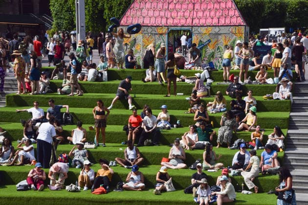 May 23, 2026, London, England, United Kingdom: People enjoy the sunshine on the steps in Granary Square in King s Cross as temperatures soar in the capital. London United Kingdom  - ZUMAv130 20260523_zip_v130_002 Copyright: xVukxValcicx