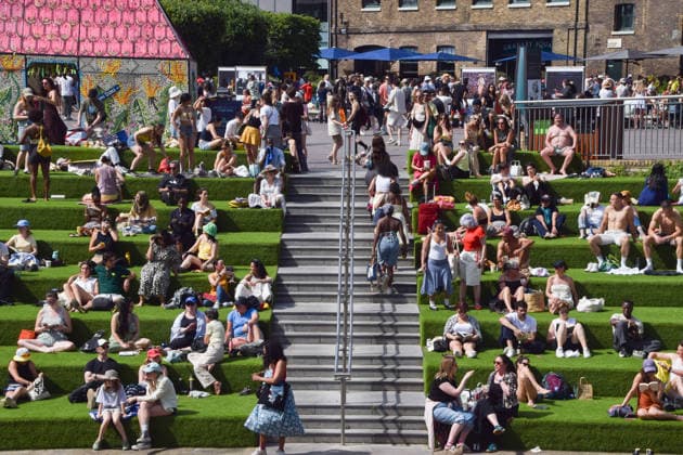 May 23, 2026, London, England, United Kingdom: People enjoy the sunshine on the steps in Granary Square in King s Cross as temperatures soar in the capital. London United Kingdom - ZUMAv130 20260523_zip_v130_004 Copyright: xVukxValcicx