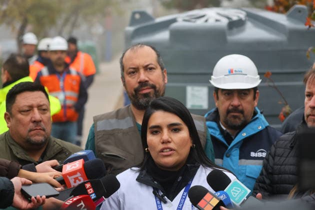 Santiago, May 23, 2026 Due to the scheduled cut of drinking water in eight municipalities of the capital, the free residual chlorine of water from an alternative supply pond is measured to ensure its quality and safety Jonnathan Oyarzun Aton Chile, Santiago Chile Aton 1158270  Copyright: JONNATHANxOYARZUN ATONxCHILE