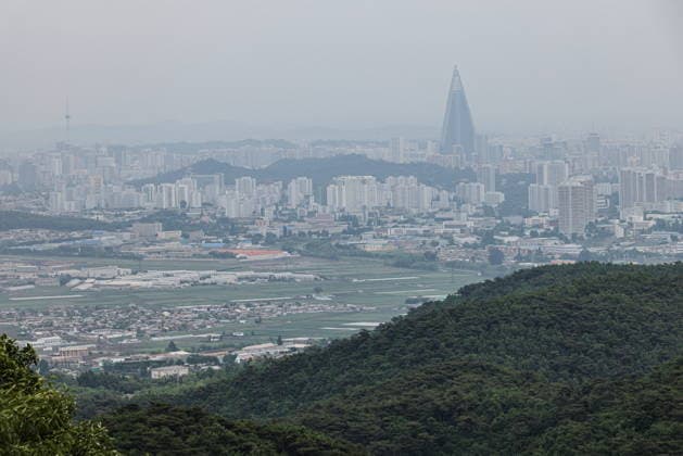 PYONGYANG - MAY 23, 2026: A view of Pyongyang from Mount Ryonggaksan (Dragon Mountain). Seen in the distance is the Ryugyong Hotel Pyongyang  - ZUMAt113 20260523_zaa_t113_312 Copyright: xStanislavxVarivodax