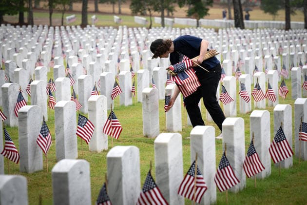 May 23, 2026, Canton, Georgia, USA: A volunteer helps place U.S. flags on veteransÃ¢â‚¬â ¢ graves during Memorial Day celebration at the Georgia National Cemetery. Canton USA - ZUMAn03_ 20260523_zaf_n03_005 Copyright: xRobinxRaynex