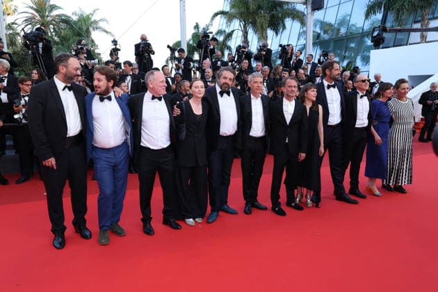 Cannes - Closing Ceremony Red Carpet French actor Swann Arlaud (C-L) and French director and screenwriter Emmanuel Marre (C-R) pose with cast members of the film Notre Salut (A Man of His Time) at the red carpet of the closing ceremony of the 79th annual Cannes Film Festival at Palais des Festivals on May 23, 2026 in Cannes, France. Photo by Jerome Domine ABACAPRESS.COM Cannes France  Copyright: xDominexJerome ABACAx