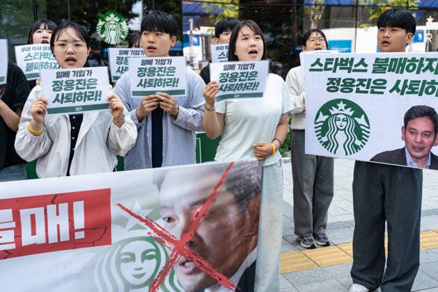 Starbucks schließt in Südkorea temporär alle Filialen, Archivbilder Protest Against Starbucks Korea In Seoul. Protesters hold placards and chant slogans such as Boycott Starbucks and resignation of Chung Yong-jin in front of the Starbucks Korea headquarters in Seoul, South Korea, on May 23, 2026. The Korean University Progressive Union calls for a boycott of Starbucks Korea and demands the resignation of Chung Yong-jin, the chairman of E-Mart, which holds the license for the coffee chain in South Korea. Starbucks Korea launched a Tank Day campaign on the anniversary of South Korea s May 18 pro-democracy uprising, leading to widespread backlash on social media and calls for a boycott. Seoul Seoul South Korea  Copyright: xKichulxShinx originalFilename: shin-protesta260523_npAS5.jpg