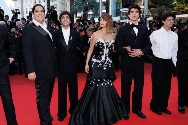Carlos González, Javier Ambrossi, Penélope Cruz, Javier Calvó, Milo Quifes Montée des marches pour la cérémonie de clôture du 79ème Festival International du Film de Cannes, le 23 mai 2026 Jacovides Moreau Bestimage Red carpet for the closing ceremony of the 79th Cannes International Film Festival Opening ceremony on May 23, 2026 Cannes France  Copyright: xJACOVIDES-MOREAUx xBESTIMAGExJACOVIDES-MOREAUx xBESTIMAGEx