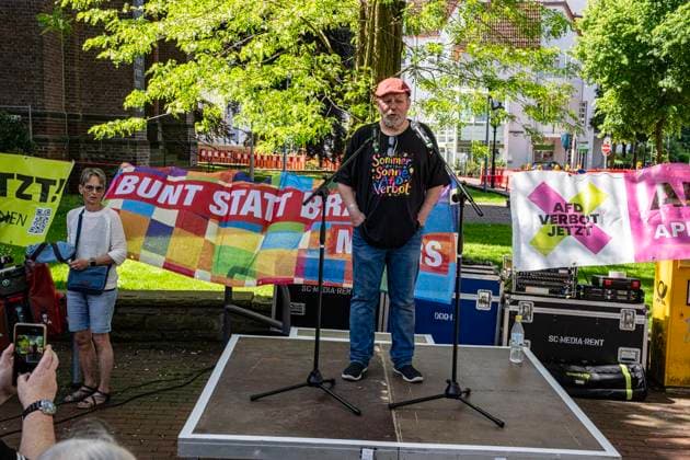 Gesicht zeigen für die Demokratie am Tag des Grundgesetzes ** NUR FÜR REDAKTIONELLE ZWECKE ** EDITORIAL USE ONLY **<p>Demonstranten stehen am 23.5.2026 auf dem Neumarkt in Moers. Es wird gegen die AfD demonstriert. Förderungund deren verschiedene Anträge zur Offenlegung der politischen Neutralität wegen staatlicher Förderung Foto : Arnulf Stoffel Funke Foto Services < p> Buntes Deutschland NRW Moers Copyright: ArnulfxStoffel *** Showing your face for democracy on Basic Law Day FOR EDITORIAL PURPOSES ONLY EDITORIAL USE ONLY p Demonstrators stand on the Neumarkt in Moers on 23 5 2026 Demonstrating against the AfD Promotion and its various applications for disclosure of political neutrality due to state funding Photo Arnulf Stoffel Copyright: ArnulfxStoffel doc85z3f1ycnc9urgbejrw ,EDITORIAL USE ONLY