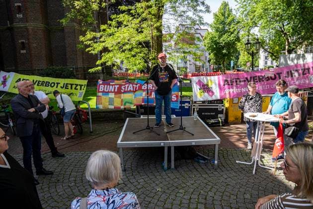 Gesicht zeigen für die Demokratie am Tag des Grundgesetzes ** NUR FÜR REDAKTIONELLE ZWECKE ** EDITORIAL USE ONLY **<p>Demonstranten stehen am 23.5.2026 auf dem Neumarkt in Moers. Es wird gegen die AfD demonstriert. Förderungund deren verschiedene Anträge zur Offenlegung der politischen Neutralität wegen staatlicher Förderung Foto : Arnulf Stoffel Funke Foto Services < p> Buntes Deutschland NRW Moers Copyright: ArnulfxStoffel *** Showing your face for democracy on Basic Law Day FOR EDITORIAL PURPOSES ONLY EDITORIAL USE ONLY p Demonstrators stand on the Neumarkt in Moers on 23 5 2026 Demonstrating against the AfD Promotion and its various applications for disclosure of political neutrality due to state funding Photo Arnulf Stoffel Copyright: ArnulfxStoffel doc85z3f24tal417kq61jrr ,EDITORIAL USE ONLY