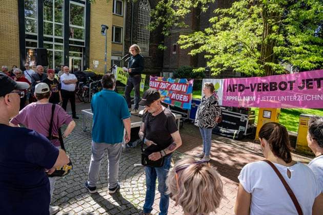 Gesicht zeigen für die Demokratie am Tag des Grundgesetzes ** NUR FÜR REDAKTIONELLE ZWECKE ** EDITORIAL USE ONLY **<p>Demonstranten stehen am 23.5.2026 auf dem Neumarkt in Moers. Es wird gegen die AfD demonstriert. Förderungund deren verschiedene Anträge zur Offenlegung der politischen Neutralität wegen staatlicher Förderung Foto : Arnulf Stoffel Funke Foto Services < p> Buntes Deutschland NRW Moers Copyright: ArnulfxStoffel *** Showing your face for democracy on Basic Law Day FOR EDITORIAL PURPOSES ONLY EDITORIAL USE ONLY p Demonstrators stand on the Neumarkt in Moers on 23 5 2026 Demonstrating against the AfD Promotion and its various applications for disclosure of political neutrality due to state funding Photo Arnulf Stoffel Copyright: ArnulfxStoffel doc85z3f27p8c6uuk8kqll ,EDITORIAL USE ONLY