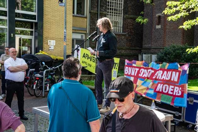 Gesicht zeigen für die Demokratie am Tag des Grundgesetzes ** NUR FÜR REDAKTIONELLE ZWECKE ** EDITORIAL USE ONLY **<p>Demonstranten stehen am 23.5.2026 auf dem Neumarkt in Moers. Es wird gegen die AfD demonstriert. Förderungund deren verschiedene Anträge zur Offenlegung der politischen Neutralität wegen staatlicher Förderung Foto : Arnulf Stoffel Funke Foto Services < p> Buntes Deutschland NRW Moers Copyright: ArnulfxStoffel *** Showing your face for democracy on Basic Law Day FOR EDITORIAL PURPOSES ONLY EDITORIAL USE ONLY p Demonstrators stand on the Neumarkt in Moers on 23 5 2026 Demonstrating against the AfD Promotion and its various applications for disclosure of political neutrality due to state funding Photo Arnulf Stoffel Copyright: ArnulfxStoffel doc85z3f2fh9a82fakcjte ,EDITORIAL USE ONLY