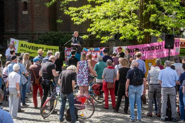 Gesicht zeigen für die Demokratie am Tag des Grundgesetzes ** NUR FÜR REDAKTIONELLE ZWECKE ** EDITORIAL USE ONLY **<p>Demonstranten stehen am 23.5.2026 auf dem Neumarkt in Moers. Es wird gegen die AfD demonstriert. Förderungund deren verschiedene Anträge zur Offenlegung der politischen Neutralität wegen staatlicher Förderung Foto : Arnulf Stoffel Funke Foto Services < p> Buntes Deutschland NRW Moers Copyright: ArnulfxStoffel *** Showing your face for democracy on Basic Law Day FOR EDITORIAL PURPOSES ONLY EDITORIAL USE ONLY p Demonstrators stand on the Neumarkt in Moers on 23 5 2026 Demonstrating against the AfD Promotion and its various applications for disclosure of political neutrality due to state funding Photo Arnulf Stoffel Copyright: ArnulfxStoffel doc85z3f1kro2s2mj87eb9 ,EDITORIAL USE ONLY