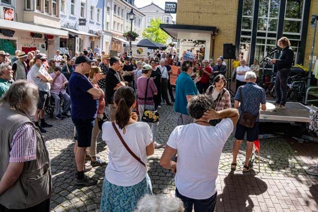 Gesicht zeigen für die Demokratie am Tag des Grundgesetzes ** NUR FÜR REDAKTIONELLE ZWECKE ** EDITORIAL USE ONLY **<p>Demonstranten stehen am 23.5.2026 auf dem Neumarkt in Moers. Es wird gegen die AfD demonstriert. Förderungund deren verschiedene Anträge zur Offenlegung der politischen Neutralität wegen staatlicher Förderung Foto : Arnulf Stoffel Funke Foto Services < p> Buntes Deutschland NRW Moers Copyright: ArnulfxStoffel *** Showing your face for democracy on Basic Law Day FOR EDITORIAL PURPOSES ONLY EDITORIAL USE ONLY p Demonstrators stand on the Neumarkt in Moers on 23 5 2026 Demonstrating against the AfD Promotion and its various applications for disclosure of political neutrality due to state funding Photo Arnulf Stoffel Copyright: ArnulfxStoffel doc85z3f3qlf1jtjyloea9 ,EDITORIAL USE ONLY