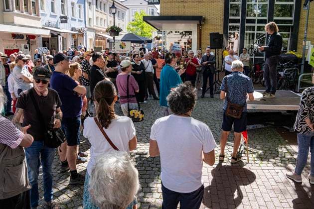 Gesicht zeigen für die Demokratie am Tag des Grundgesetzes ** NUR FÜR REDAKTIONELLE ZWECKE ** EDITORIAL USE ONLY **<p>Demonstranten stehen am 23.5.2026 auf dem Neumarkt in Moers. Es wird gegen die AfD demonstriert. Förderungund deren verschiedene Anträge zur Offenlegung der politischen Neutralität wegen staatlicher Förderung Foto : Arnulf Stoffel Funke Foto Services < p> Buntes Deutschland NRW Moers Copyright: ArnulfxStoffel *** Showing your face for democracy on Basic Law Day FOR EDITORIAL PURPOSES ONLY EDITORIAL USE ONLY p Demonstrators stand on the Neumarkt in Moers on 23 5 2026 Demonstrating against the AfD Promotion and its various applications for disclosure of political neutrality due to state funding Photo Arnulf Stoffel Copyright: ArnulfxStoffel doc85z3f3u6oasjma4eqqf ,EDITORIAL USE ONLY