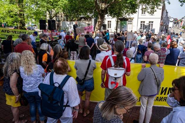 Gesicht zeigen für die Demokratie am Tag des Grundgesetzes ** NUR FÜR REDAKTIONELLE ZWECKE ** EDITORIAL USE ONLY **<p>Demonstranten stehen am 23.5.2026 auf dem Neumarkt in Moers. Es wird gegen die AfD demonstriert. Förderungund deren verschiedene Anträge zur Offenlegung der politischen Neutralität wegen staatlicher Förderung Foto : Arnulf Stoffel Funke Foto Services < p> Buntes Deutschland NRW Moers Copyright: ArnulfxStoffel *** Showing your face for democracy on Basic Law Day FOR EDITORIAL PURPOSES ONLY EDITORIAL USE ONLY p Demonstrators stand on the Neumarkt in Moers on 23 5 2026 Demonstrating against the AfD Promotion and its various applications for disclosure of political neutrality due to state funding Photo Arnulf Stoffel Copyright: ArnulfxStoffel doc85z3f437jmu16uil2qpa ,EDITORIAL USE ONLY