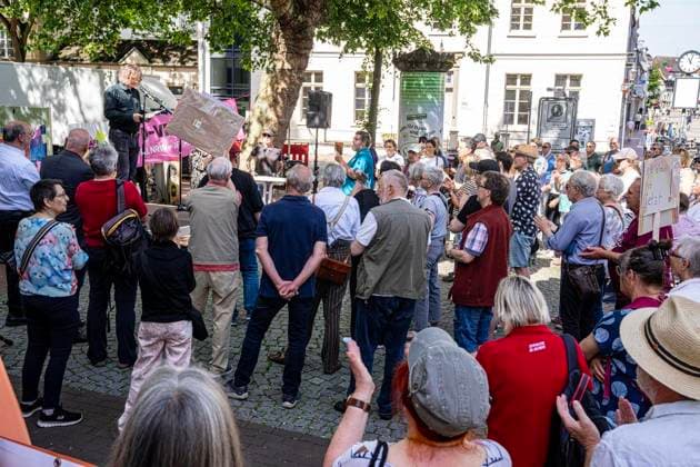 Gesicht zeigen für die Demokratie am Tag des Grundgesetzes ** NUR FÜR REDAKTIONELLE ZWECKE ** EDITORIAL USE ONLY **<p>Demonstranten stehen am 23.5.2026 auf dem Neumarkt in Moers. Es wird gegen die AfD demonstriert. Förderungund deren verschiedene Anträge zur Offenlegung der politischen Neutralität wegen staatlicher Förderung Foto : Arnulf Stoffel Funke Foto Services < p> Buntes Deutschland NRW Moers Copyright: ArnulfxStoffel *** Showing your face for democracy on Basic Law Day FOR EDITORIAL PURPOSES ONLY EDITORIAL USE ONLY p Demonstrators stand on the Neumarkt in Moers on 23 5 2026 Demonstrating against the AfD Promotion and its various applications for disclosure of political neutrality due to state funding Photo Arnulf Stoffel Copyright: ArnulfxStoffel doc85z3f4a85bna2q4hjr0 ,EDITORIAL USE ONLY