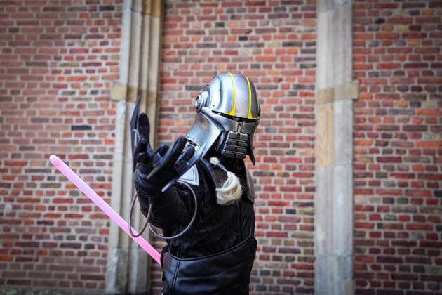 Japan-Tag 2026 in Düsseldorf, einzigartiges Kulturfest in der Landeshauptstadt von NRW - im Foto ist Luk Xnerd als Star Wars Figur mit Leuchtschwert Düsseldorf Burgplatz NRW Deutschland *** Japan Day 2026 in Düsseldorf, unique cultural festival in the state capital of NRW in the photo is Luk Xnerd as Star Wars figure with lightsaber Düsseldorf Burgplatz NRW Germany