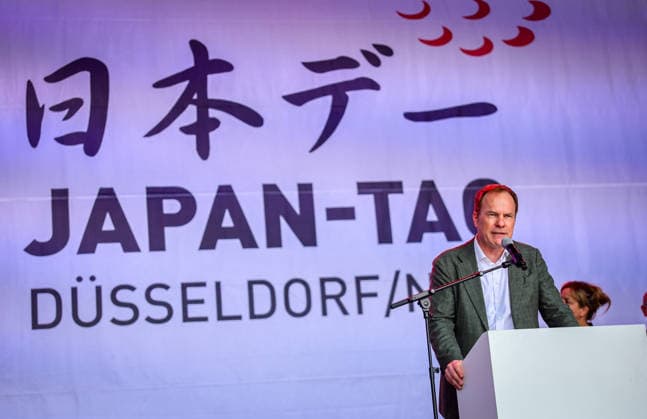Japan-Tag 2026 in Düsseldorf, einzigartiges Kulturfest in der Landeshauptstadt von NRW - Düsseldorfs Oberbürgermeister Dr. Stefan Keller (CDU) bei seiner Eröffnungsrede vor tausenden von Zuschauern Düsseldorf Burgplatz NRW Deutschland *** Japan Day 2026 in Düsseldorf, unique cultural festival in the state capital of NRW Düsseldorfs Lord Mayor Dr. Stefan Keller CDU during his opening speech in front of thousands of spectators Düsseldorf Burgplatz NRW Germany