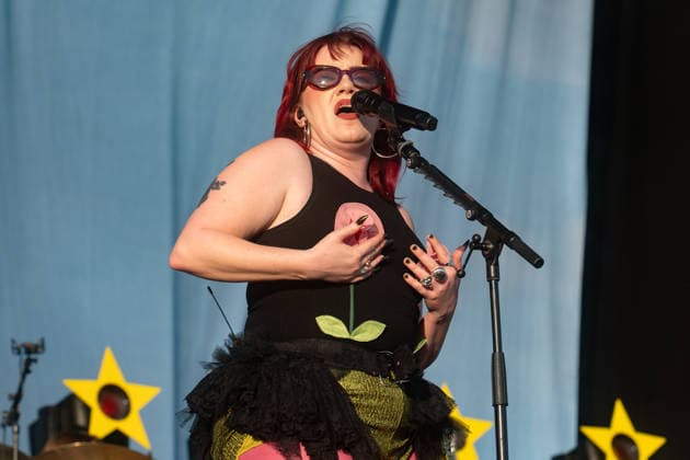 CMAT at Bearded Theory Festival at Catton Hall in Walton upon Trent, UK on 23 May 2026 CMAT (Ciara Mary-Alice Thompson) at CMAT at Bearded Theory Festival at Catton Hall in Walton upon Trent, UK on 23 May 2026, Credit:Stephen Keable Avalon UK, Derbyshire, Walton upon Trent, Catton Hall  Copyright: xStephenxKeablex xAvalonx 1104716098
