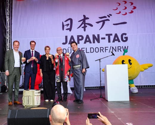 Japan-Tag 2026 in Düsseldorf, einzigartiges Kulturfest in der Landeshauptstadt von NRW - KAMPAI, das japanische Wort für Prost oder Zum Wohl - Düsseldorfs Oberbürgermeister Dr. Stephan Keller, NRW Ministerpräsident Hendrik Wüst, NRW Wirtschafts und Kulturministerin Mona Neubaur, der japanische Generalkonsul von Düsseldorf Yoshitaka Tsunoda mit dem Präsidenten des Japanischen Clubs Takao Hariya beim Anstich des SAKE-Fasses Düsseldorf Burgplatz NRW Deutschland *** Japan Day 2026 in Düsseldorf, a unique cultural festival in the state capital of NRW KAMPAI, the Japanese word for Cheers or Cheers to Düsseldorfs Lord Mayor Dr. Stephan Keller, NRW Minister President Hendrik Wüst, NRW Minister of Economic Affairs and Culture Mona Neub