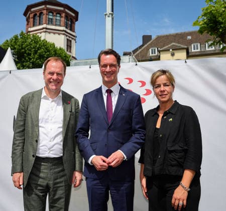 Japan-Tag 2026 in Düsseldorf, einzigartiges Kulturfest in der Landeshauptstadt von NRW - Düsseldorfs Oberbürgermeister Dr. Stephan Keller mit NRW Ministerpräsident Hendrik Wüst und NRW Ministerin für Wirtschaft und Kultur Mona Neubaur eröffneten das Spektakel mnit Fans in aller Welt... Düsseldorf Burgplatz NRW Deutschland *** Japan Day 2026 in Düsseldorf, unique cultural festival in the state capital of NRW Düsseldorfs Lord Mayor Dr. Stephan Keller with NRW Minister President Hendrik Wüst and NRW Minister for Economic Affairs and Culture Mona Neubaur opened the spectacle with fans from all over the world Düsseldorf Burgplatz NRW Germany