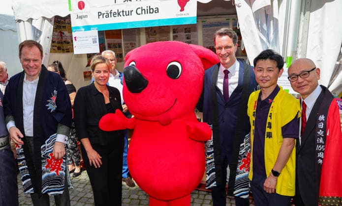 Japan-Tag 2026 in Düsseldorf, einzigartiges Kulturfest in der Landeshauptstadt von NRW - Düsseldorfs OB Dr. Stephan Keller mit NRW Ministerpräsident Hendrik Wüst und NRW Ministerin Mona Neubaur, einem japanischen Standvertreter und dem japanischen Generalkonsul Yoshitaka Tsunoda beim Rundgang... Düsseldorfr Burgplatz NRW Deutschland *** Japan Day 2026 in Düsseldorf, unique cultural festival in the state capital of NRW Düsseldorfs Lord Mayor Dr. Stephan Keller with NRW Minister President Hendrik Wüst and NRW Minister Mona Neubaur, a Japanese stand representative and the Japanese Consul General Yoshitaka Tsunoda on a tour of Düsseldorf Burgplatz NRW Germany