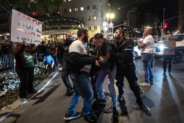 Anti-gov t protest in Jerusalem JERUSALEM - MAY 23: Israeli forces intervene in protesters as Israelis gather at Paris Square to hold a demonstration against Prime Minister Benjamin Netanyahu and the Israeli government carrying Israeli flags and anti-government banners in West Jerusalem on May 23, 2026. Mostafa Alkharouf Anadolu Jerusalem Israel. Editorial use only. Please get in touch for any other usage.  Copyright: x2026xAnadoluxMostafaxAlkharoufx