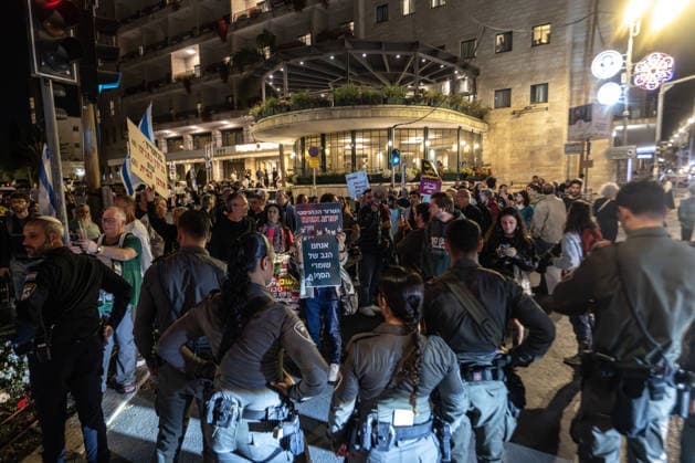 Anti-gov t protest in Jerusalem JERUSALEM - MAY 23: Israeli forces intervene in protesters as Israelis gather at Paris Square to hold a demonstration against Prime Minister Benjamin Netanyahu and the Israeli government carrying Israeli flags and anti-government banners in West Jerusalem on May 23, 2026. Mostafa Alkharouf Anadolu Jerusalem Israel. Editorial use only. Please get in touch for any other usage.  Copyright: x2026xAnadoluxMostafaxAlkharoufx