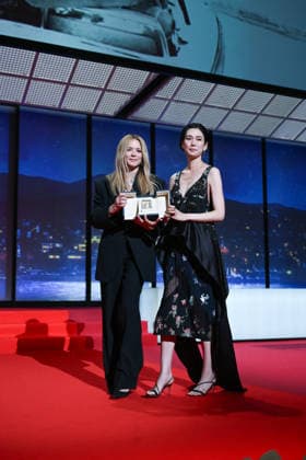 79ème Festival International du Film de Cannes Ceremonie de cloture 79th International Cannes Film Festival Closing Ceremony Prix dinterpretation feminine pour les actrices du film Soudain Best actress award 456713 2026 05 23 France Efira, Virginie Okamoto, Tao  Copyright: xSergexArnalx xStarfacex STAR_456713_060