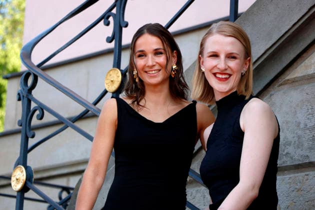 Staatsoper für Alle, Ankunft zu Nabucco vor der Staatsoper, Berlin, 23.05.2026 Cosima Henman und Klara Lange bei der Ankunft zu Staatsoper für Alle - Giuseppe Verdis Oper Nabucco auf dem Bebelplatz in Berlin am 23.5.2026. Berlin Staatsoper Unter den Linden *** Staatsoper für Alle, Arrival to Nabucco in front of the Staatsoper, Berlin, 23 05 2026 Cosima Henman and Klara Lange arriving for Staatsoper für Alle Giuseppe Verdis opera Nabucco at Bebelplatz in Berlin on 23 5 2026 Berlin Staatsoper Unter den Linden Copyright: xAnitaxBuggex