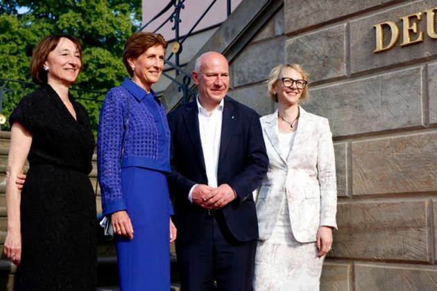 Staatsoper für Alle, Ankunft zu Nabucco vor der Staatsoper, Berlin, 23.05.2026 Elisabeth Sobotka, Ilka Horstmeier, Kai Wegener und Nina Englert bei der Ankunft zu Staatsoper für Alle - Giuseppe Verdis Oper Nabucco auf dem Bebelplatz in Berlin am 23.5.2026. Berlin Staatsoper Unter den Linden *** Staatsoper für Alle, Arrival to Nabucco in front of the Staatsoper, Berlin, 23 05 2026 Elisabeth Sobotka, Ilka Horstmeier, Kai Wegener and Nina Englert arriving for Staatsoper für Alle Giuseppe Verdis opera Nabucco at Bebelplatz in Berlin on 23 5 2026 Berlin Staatsoper Unter den Linden Copyright: xAnitaxBuggex