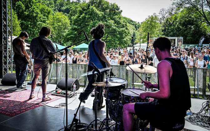 Das Pfingst Open Air Essen-Werden geht in die 41. Runde. Bei sommerlichem Wetter feierten 10000 Menschen das Musikfestival. Das Festival ist umsonst und draußen. Drei Bühnen auf dem Gelände im Löwental wurden bespielt. ** NUR FÜR REDAKTIONELLE ZWECKE ** EDITORIAL USE ONLY **<p>Local Stage: Favourite Sidewalk Couch am Samstag, dem 23 05 2026. Das Pfingst Open Air Essen-Werden geht in die 41. Runde. Bei sommerlichem Wetter feierten 10000 Menschen das Musikfestival. Das Festival ist umsonst und draußen. Drei Bühnen auf dem Gelände im Löwental wurden bespielt. Deutschland NRW Essen Copyright: KerstinxKokoska *** The Pfingst Open Air Essen Werden enters its 41st round In summery weather, 10000 people celebrated the music festival Das Copyright: KerstinxKokoska doc85z5bgt0a03kxosyjrt ,EDITORIAL USE ONLY