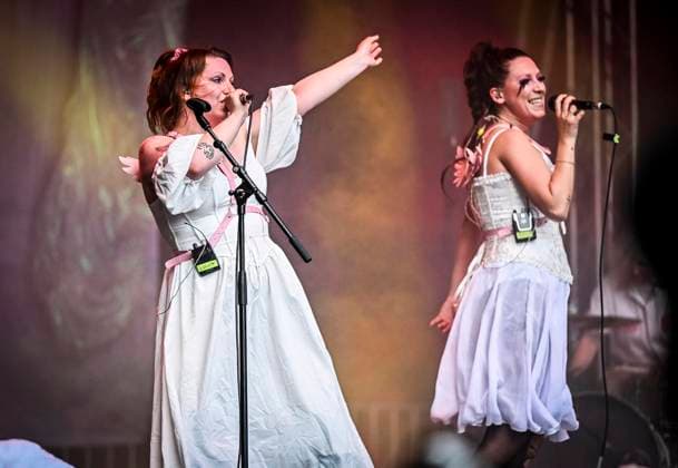 Das Pfingst Open Air Essen-Werden geht in die 41. Runde. Bei sommerlichem Wetter feierten 10000 Menschen das Musikfestival. Das Festival ist umsonst und draußen. Drei Bühnen auf dem Gelände im Löwental wurden bespielt. ** NUR FÜR REDAKTIONELLE ZWECKE ** EDITORIAL USE ONLY **<p>The toten Crackhuren im Kofferraum am Samstag, dem 23 05 2026. Das Pfingst Open Air Essen-Werden geht in die 41. Runde. Bei sommerlichem Wetter feierten 10000 Menschen das Musikfestival. Das Festival ist umsonst und draußen. Drei Bühnen auf dem Gelände im Löwental wurden bespielt. Deutschland NRW Essen Copyright: KerstinxKokoska *** The Pfingst Open Air Essen Werden enters its 41st round In summery weather, 10000 people celebrated the music festival Das Fe Copyright: KerstinxKokoska doc85z5e8zgnch5vddajsb ,EDITORIAL USE ONLY