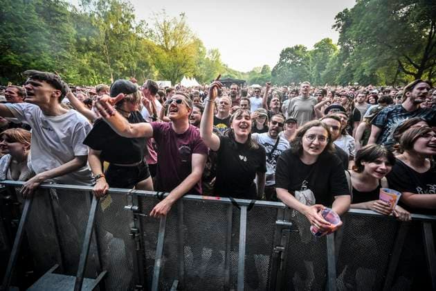 Das Pfingst Open Air Essen-Werden geht in die 41. Runde. Bei sommerlichem Wetter feierten 10000 Menschen das Musikfestival. Das Festival ist umsonst und draußen. Drei Bühnen auf dem Gelände im Löwental wurden bespielt. ** NUR FÜR REDAKTIONELLE ZWECKE ** EDITORIAL USE ONLY **<p>Hauptbühne: Das Lumpenpack am Samstag, dem 23 05 2026. Das Pfingst Open Air Essen-Werden geht in die 41. Runde. Bei sommerlichem Wetter feierten 10000 Menschen das Musikfestival. Das Festival ist umsonst und draußen. Drei Bühnen auf dem Gelände im Löwental wurden bespielt. Deutschland NRW Essen Copyright: KerstinxKokoska *** The Pfingst Open Air Essen Werden goes into the 41st round In summery weather, 10000 people celebrated the music festival The festiv Copyright: KerstinxKokoska doc85z5g3y3e2c69xz7jrr ,EDITORIAL USE ONLY