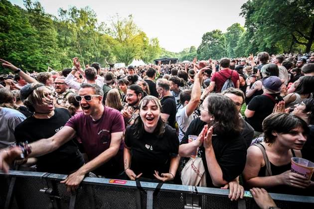 Das Pfingst Open Air Essen-Werden geht in die 41. Runde. Bei sommerlichem Wetter feierten 10000 Menschen das Musikfestival. Das Festival ist umsonst und draußen. Drei Bühnen auf dem Gelände im Löwental wurden bespielt. ** NUR FÜR REDAKTIONELLE ZWECKE ** EDITORIAL USE ONLY **<p>Hauptbühne: Das Lumpenpack am Samstag, dem 23 05 2026. Das Pfingst Open Air Essen-Werden geht in die 41. Runde. Bei sommerlichem Wetter feierten 10000 Menschen das Musikfestival. Das Festival ist umsonst und draußen. Drei Bühnen auf dem Gelände im Löwental wurden bespielt. Deutschland NRW Essen Copyright: KerstinxKokoska *** The Pfingst Open Air Essen Werden goes into the 41st round In summery weather, 10000 people celebrated the music festival The festiv Copyright: KerstinxKokoska doc85z5g48b4hk19gl5te8n ,EDITORIAL USE ONLY