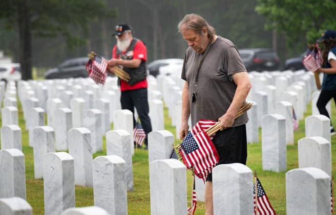 May 23, 2026, Canton, Georgia, USA: Bob Hathaway from Kennesaw joins scores of volunteers to place U.S. flags on veteransÃ¢â‚¬â ¢ graves during Memorial Day celebration at the Georgia National Cemetery. Canton USA  - ZUMAn03_ 20260523_zaf_n03_007 Copyright: xRobinxRaynex