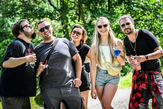 Das Pfingst Open Air Essen-Werden geht in die 41. Runde. Bei sommerlichem Wetter feierten 10000 Menschen das Musikfestival. Das Festival ist umsonst und draußen. Drei Bühnen auf dem Gelände im Löwental wurden bespielt. ** NUR FÜR REDAKTIONELLE ZWECKE ** EDITORIAL USE ONLY **<p>Menschen feiern beim Pfingst Open Air am Samstag, dem 23 05 2026. Das Pfingst Open Air Essen-Werden geht in die 41. Runde. Bei sommerlichem Wetter feierten 10000 Menschen das Musikfestival. Das Festival ist umsonst und draußen. Drei Bühnen auf dem Gelände im Löwental wurden bespielt. Deutschland NRW Essen Copyright: KerstinxKokoska *** The Pfingst Open Air Essen Werden enters its 41st round In summery weather, 10000 people celebrated the music festival The Copyright: KerstinxKokoska doc85z5hxun6xgzub71ea9 ,EDITORIAL USE ONLY