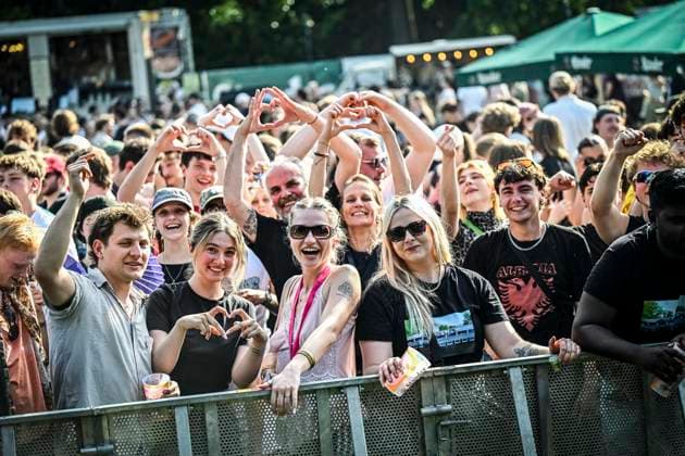 Das Pfingst Open Air Essen-Werden geht in die 41. Runde. Bei sommerlichem Wetter feierten 10000 Menschen das Musikfestival. Das Festival ist umsonst und draußen. Drei Bühnen auf dem Gelände im Löwental wurden bespielt. ** NUR FÜR REDAKTIONELLE ZWECKE ** EDITORIAL USE ONLY **<p>am Samstag, dem 23 05 2026. Das Pfingst Open Air Essen-Werden geht in die 41. Runde. Bei sommerlichem Wetter feierten 10000 Menschen das Musikfestival. Das Festival ist umsonst und draußen. Drei Bühnen auf dem Gelände im Löwental wurden bespielt. Deutschland NRW Essen Copyright: KerstinxKokoska *** The Pfingst Open Air Essen Werden enters its 41st round In summery weather, 10,000 people celebrated the music festival The festival is free and outdoors Three Copyright: KerstinxKokoska doc85z5iucetd3zwghqjrt ,EDITORIAL USE ONLY