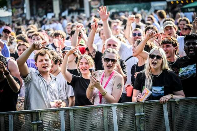 Das Pfingst Open Air Essen-Werden geht in die 41. Runde. Bei sommerlichem Wetter feierten 10000 Menschen das Musikfestival. Das Festival ist umsonst und draußen. Drei Bühnen auf dem Gelände im Löwental wurden bespielt. ** NUR FÜR REDAKTIONELLE ZWECKE ** EDITORIAL USE ONLY **<p>am Samstag, dem 23 05 2026. Das Pfingst Open Air Essen-Werden geht in die 41. Runde. Bei sommerlichem Wetter feierten 10000 Menschen das Musikfestival. Das Festival ist umsonst und draußen. Drei Bühnen auf dem Gelände im Löwental wurden bespielt. Deutschland NRW Essen Copyright: KerstinxKokoska *** The Pfingst Open Air Essen Werden enters its 41st round In summery weather, 10,000 people celebrated the music festival The festival is free and outdoors Three Copyright: KerstinxKokoska doc85z5mkdmw49aruldjrr ,EDITORIAL USE ONLY